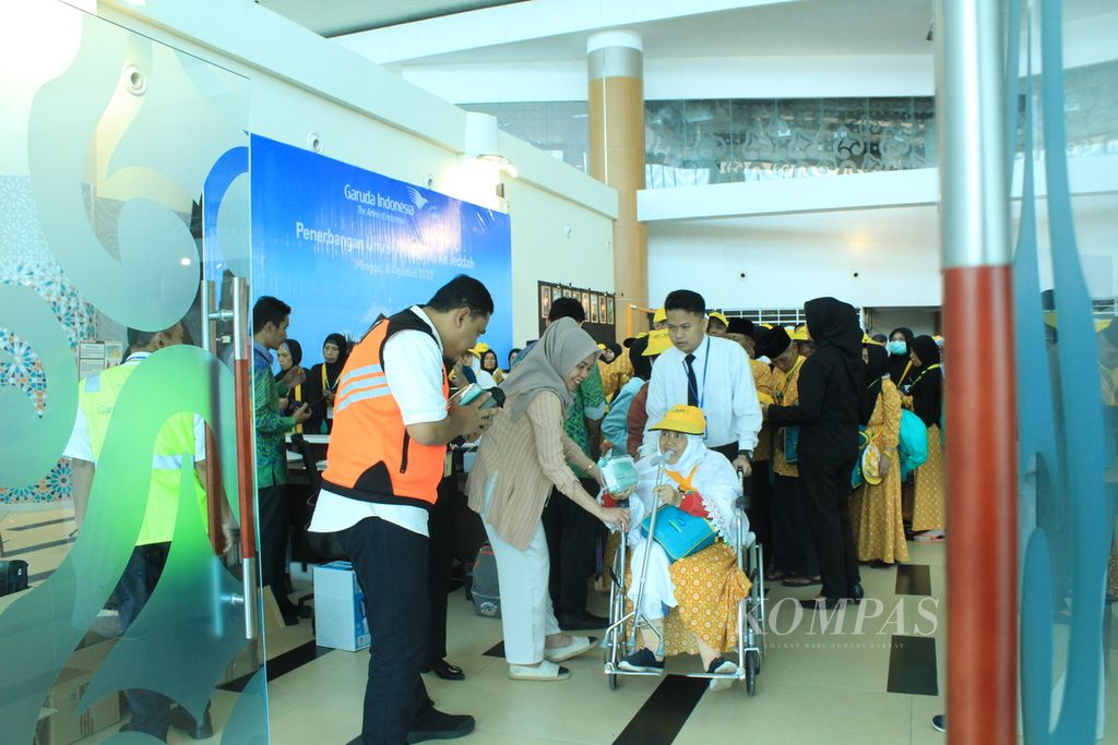 Pilgrims-to-be received gifts from airport operators at the West Java International Airport Kertajati terminal in Majalengka Regency on Sunday (8/6/2023). The Garuda Indonesia Umrah flights will operate once a week on a regular basis, specifically on Sundays.