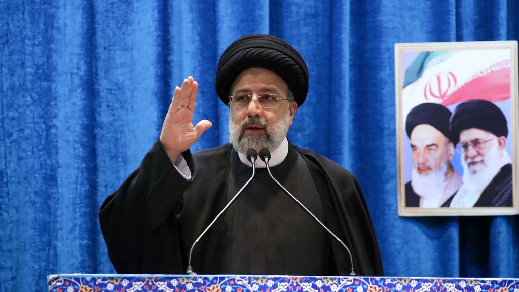 Sebuah gambar yang disebarkan Kantor Presiden Iran menunjukkan Presiden Iran Ebrahim Raisi menyampaikan pidato pada peringatan 43 tahun Revolusi Islam 1979 di Masjid Mosalah, Teheran, Iran, Jumat (11/2/2022). 
