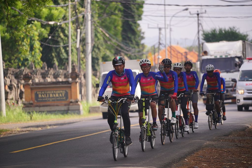 Para pesepeda asal Semarang gowes sejauh 1.000 kilometer untuk menggalang dukungan pembuatan 50 kaki palsu bagi para penyandang disabilitas. Mereka gowes sejak 27 Mei lalu mulai dari Cirebon dan berakhir di Kuta-Bali, Jumat (2/6/2023).