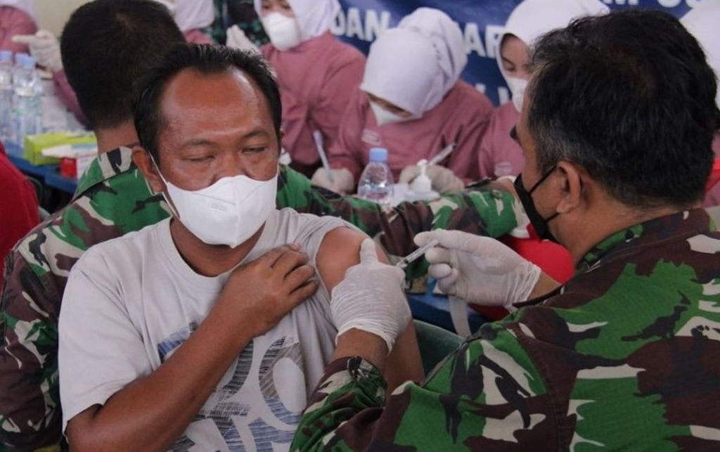 Pelaksanaan serbuan vaksinasi di Gedung Olahraga Ki Mageti, Magetan, Jawa Timur, Minggu (12/9/2021). Serbuan vaksinasi bertujuan mempercepat perluasan cakupan vaksinasi Covid-19 di Magetan yang masih rendah.