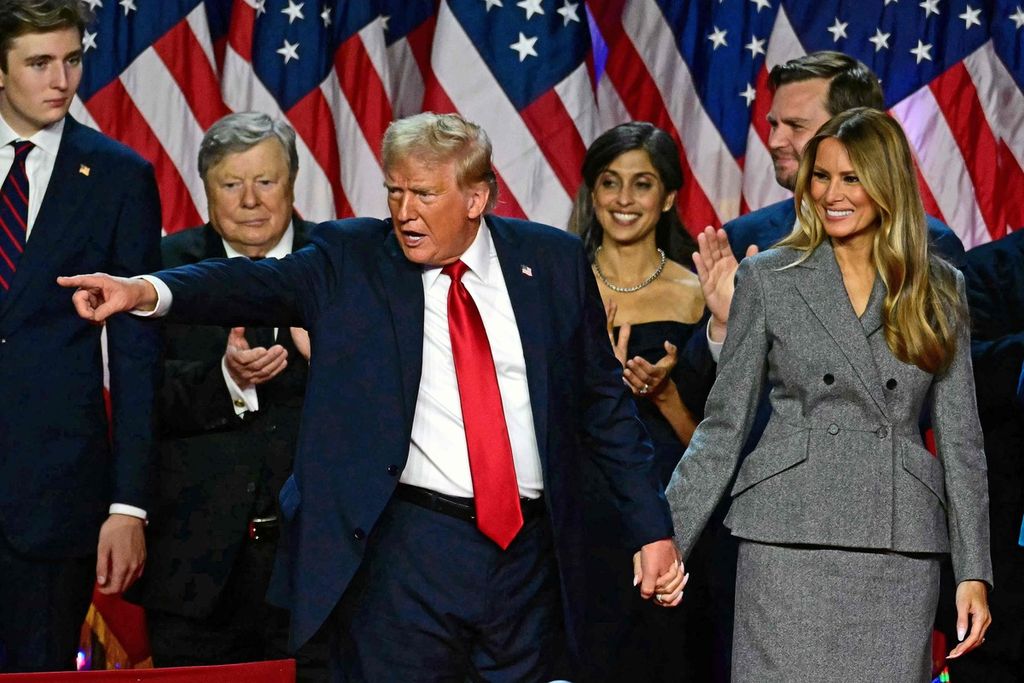 Calon presiden Amerika Serikat dari Partai Republik, Donald Trump, dan istrinya, Melania Trump, menyapa pendukung mereka di Palm Beach, Florida, Rabu (6/11/2024).