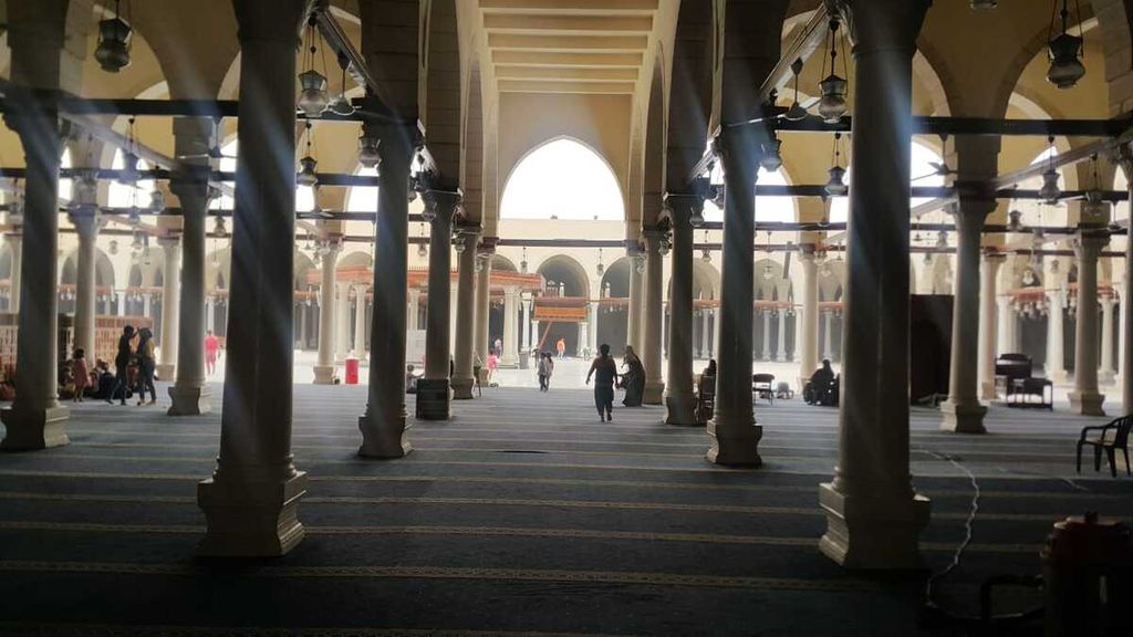Pemandangan bagian dalam pada Masjid Amr bin Ash, masjid tertua di Mesir dan Afrika, di Kairo, Mesir, seperti terlihat pada hari Sabtu, 27 Mei 2023. 