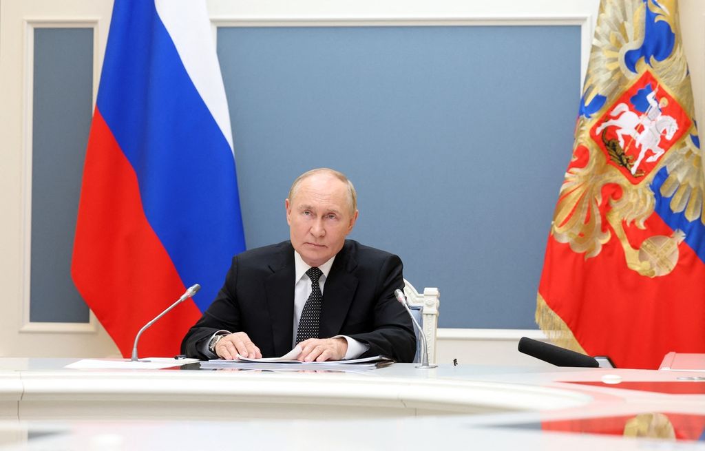 Foto yang didistribusikan kantor berita Rusia, Sputnik, memperlihatkan Presiden Vladimir Putin memberi pernyataan dimulainya latihan militer gabungan Rusia-China, Ocean 2024, di Kremlin, Selasa (10/9/2024). 