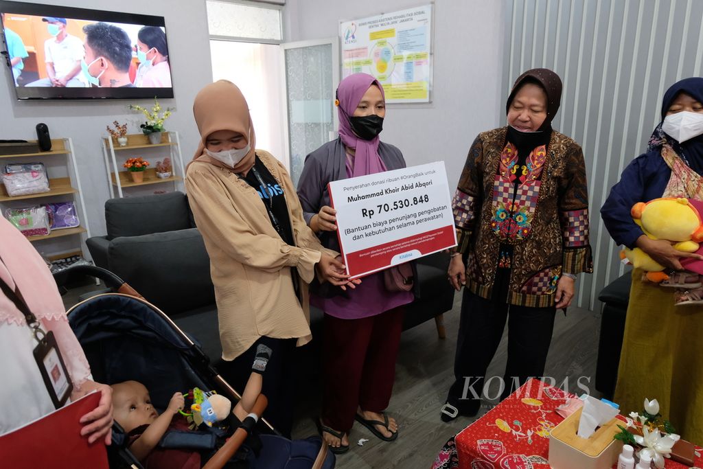 Menteri Sosial Tri RIsmaharani (kedua dari kanan) dan perwakilan Kitabisa.com (keempat dari kanan) memberikan bantuan senilai jutaan rupiah ke keluarga anak-anak disabilitas dan sakit di Jakarta, Kamis (13/4/2023). Bantuan itu antara lain dikumpulkan dari donasi daring.