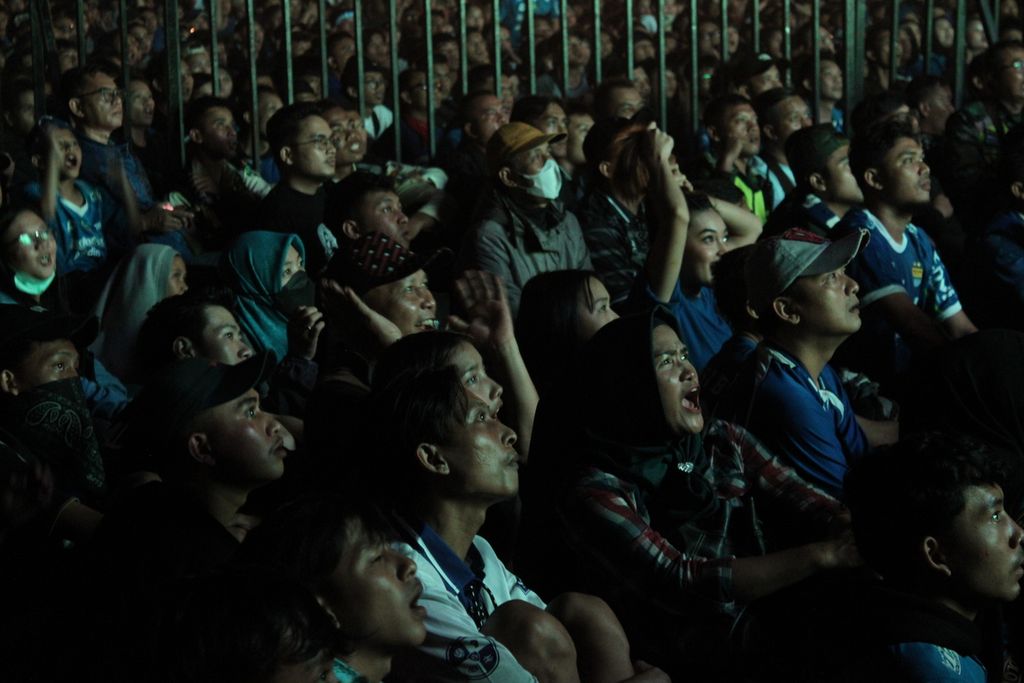 Para penonton tampak kecewa saat para pemain Persib gagal mengeksekusi peluang dalam laga final melawan Madura United yang disaksikan bersama-sama di Gedung Sate, Kota Bandung, Jawa Barat, Jumat (31/5/2024). Ribuan warga memadati Gedung Sate untuk merayakan Persib menjadi juara di Liga 1 2023/2024.