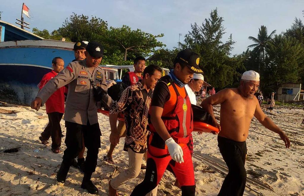 Proses evakuasi jenazah Aldin Nauval Firas Gani di Gili Air, Lombok Utara, NTB, Rabu (11/1/2023). Aldin yang tengah melaksanakan kegiatan kuliah kerja nyata di Gili Air meninggal usai terseret arus dan tenggelam saat berenang pada Selasa (10/1/2023) sore.