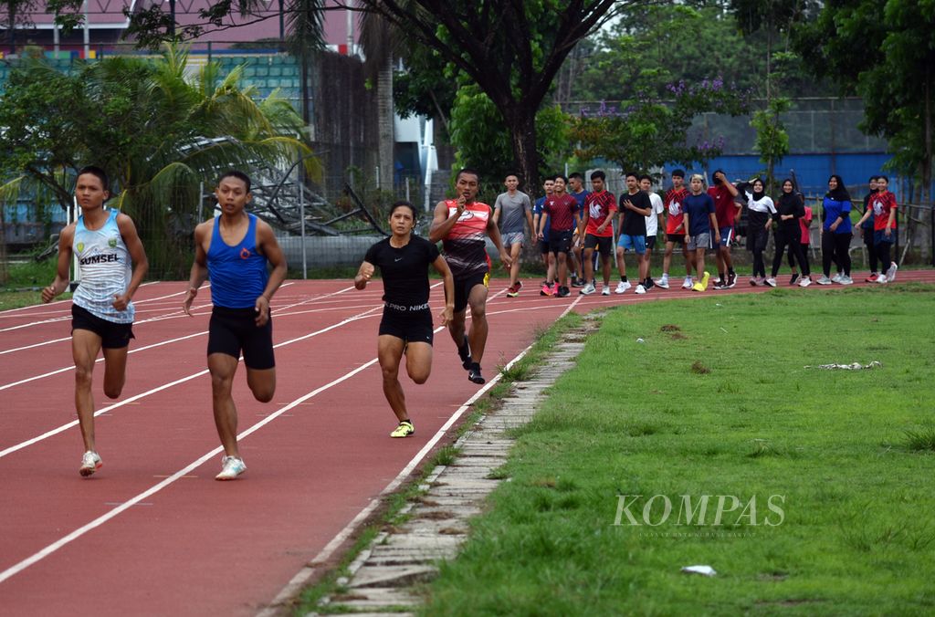 Pelari putri spesialis 400 meter Sumatera Selatan, Sri Mayasari (ketiga dari kiri), menjalani latihan rutin PASI Sumsel di Kompleks Olahraga Jakabaring, Palembang, Sumsel, Kamis (23/11/2023). 