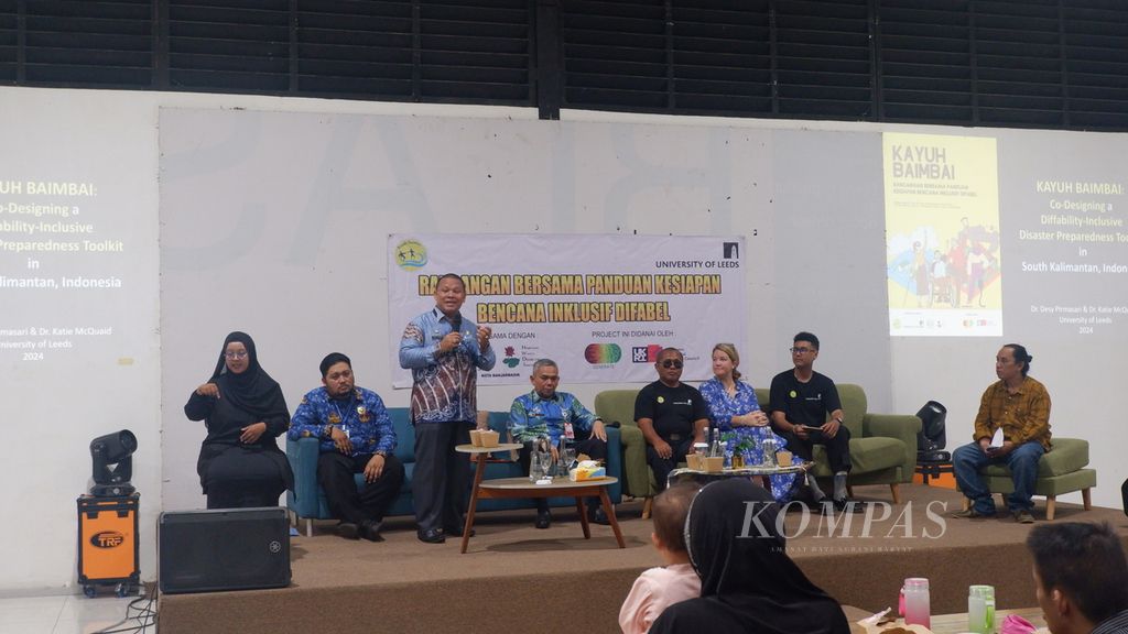 A discussion event was held during the launch of the Kayuh Baimbai document, a joint design for an inclusive disability disaster preparedness guide in Banjarmasin, South Kalimantan, on Thursday (25/4/2024).