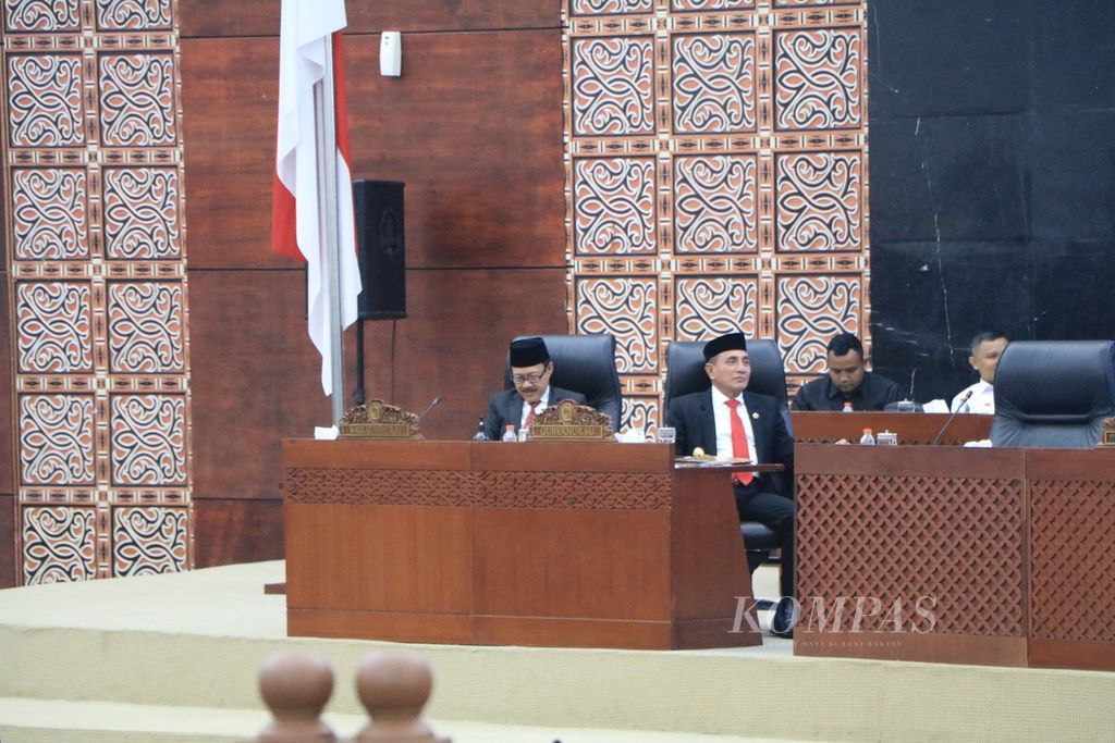 Gubernur Sumatera Utara Edy Rahmayadi (kedua dari kiri) menghadiri Rapat Paripurna Laporan Panitia Khusus DPRD Sumut Tentang Laporan Keterangan Pertanggungjawaban Gubernur Sumut, di Medan, Senin (22/5/2023). 