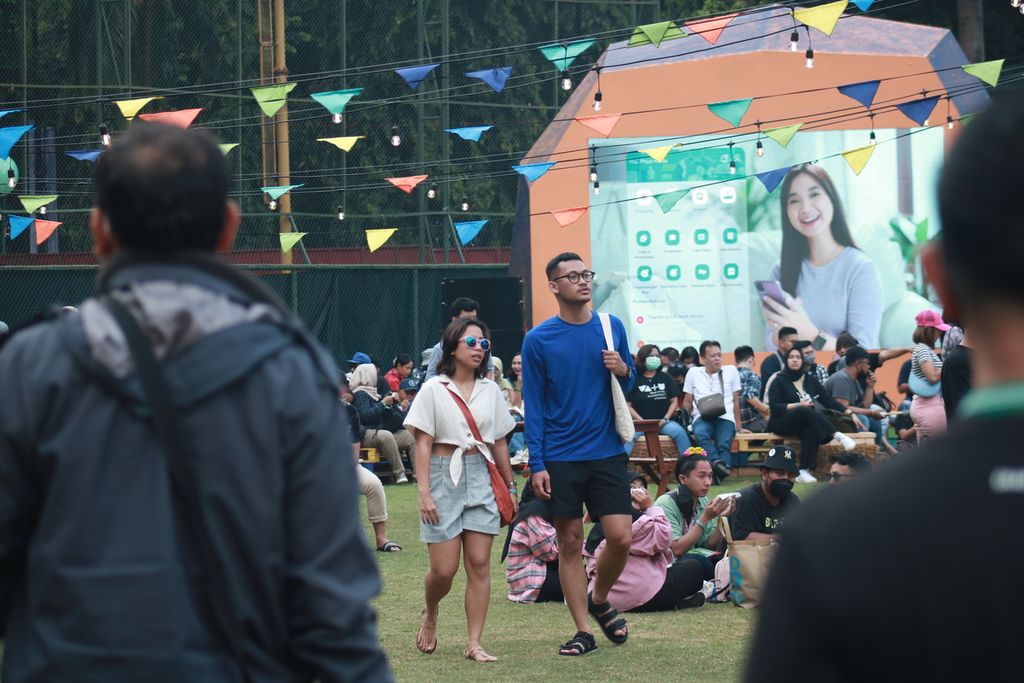Datang ke sebuah festival musik, penonton akan memilih pakaian yang nyaman untuk bergerak. Anak muda yang datang ke Joyland Festival di GBK, Jakarta, pada Sabtu (5/11/2022) banyak yang memilih pakaian kasual.
