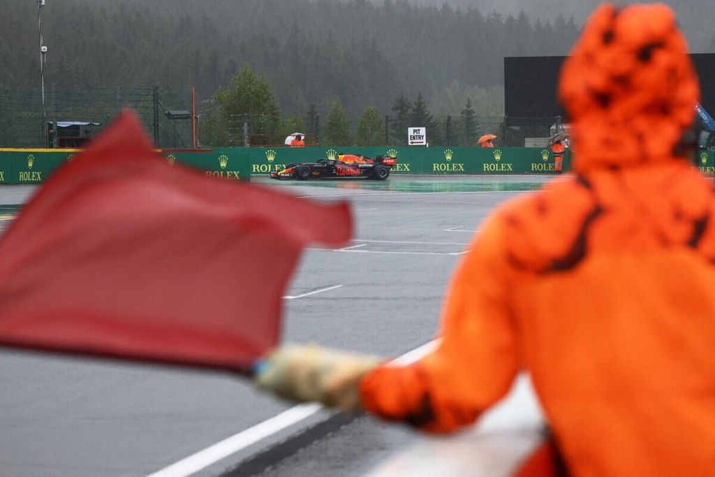 Marshall mengibarkan bendera merah saat pebalap Red Bull Max Verstappen melintas menyusul dihentikannya balapan Grand Prix Formula 1 Belgia karena hujan di Sirkuit Spa-Francorchamps, Belgia, 28 Agustus 2021. 