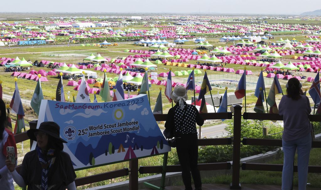 Tenda di lokasi perkemahan pramuka selama Jambore Pramuka Sedunia di Buan, Korea Selatan, pada 4 Agustus 2023. Korea Selatan bersiap mengevakuasi puluhan ribu pramuka dari lokasi jambore pesisir saat badai tropis Khanun mengancam. 