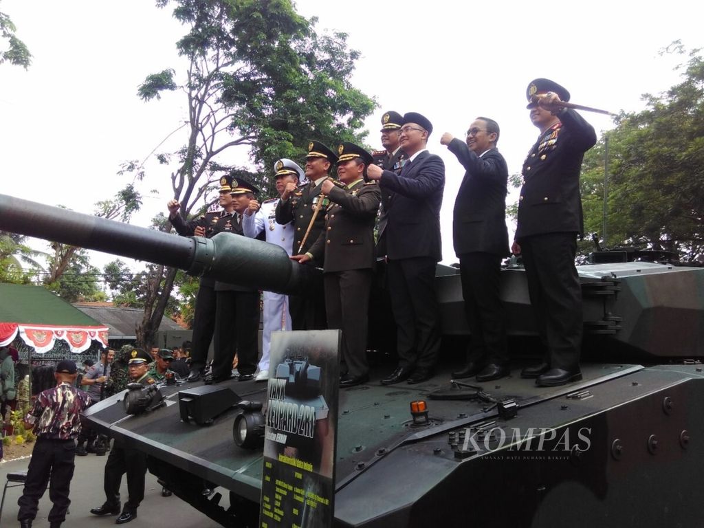 Unsur pimpinan TNI, kepolisian, pemerintah daerah, dan DPRD di Banten mengepalkan tangan saat naik tank Leopard 2RI di sela-sela meninjau pameran alat utama sistem persenjataan di Serang, Banten, Jumat (5/10/2018).