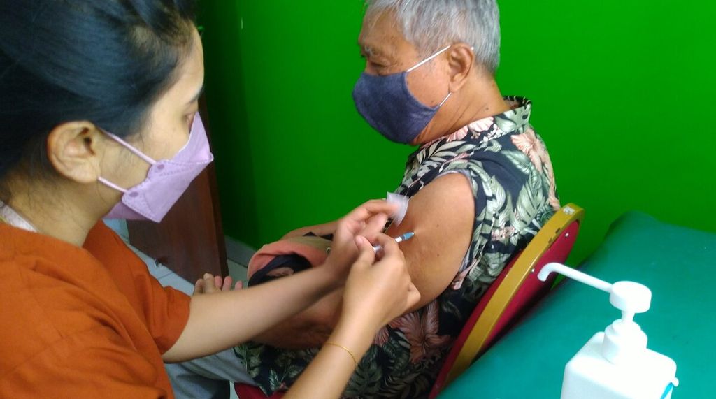Pemberian vaksinasi dosis ketiga, atau vaksinasi penguat, dilangsungkan di Puskesmas I Denpasar Selatan, Kota Denpasar (13/1/2022). Pemberian vaksinasi penguat kepada masyarakat diprioirtaskan bagi warga lanjut usia dan kelompok rentan.
