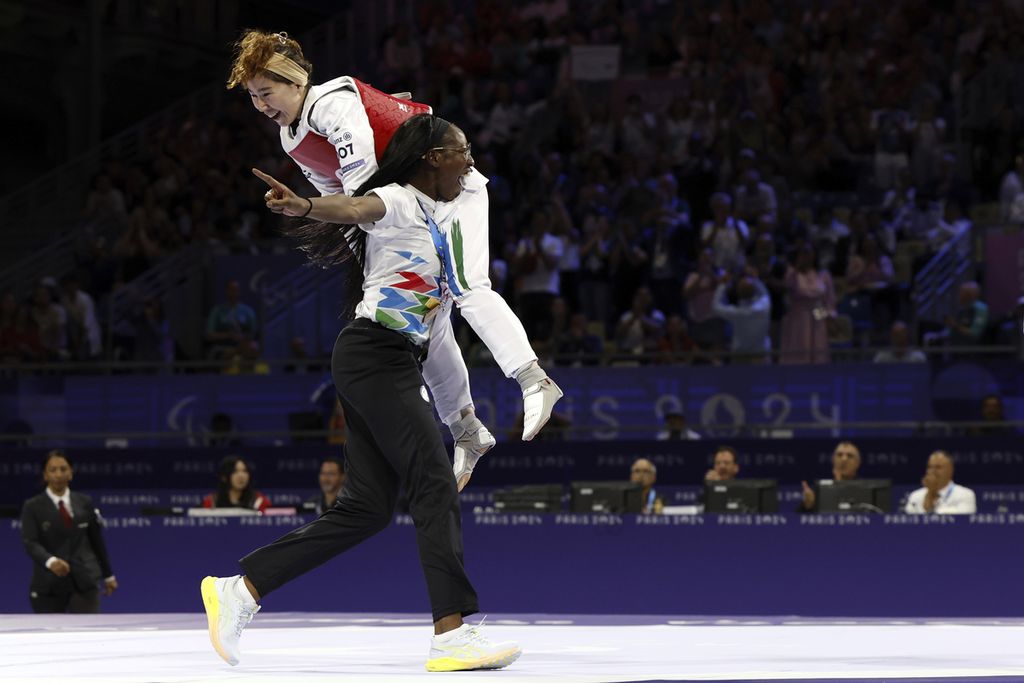 Atlet dari Tim Pengungsi, Zakia Khudadadi, merayakan keberhasilannya meraih medali perunggu taekwondo nomor 47 kg putri pada Paralimpiade Paris 2024 di Paris, Perancis, Kamis (29/8/2024) waktu setempat.