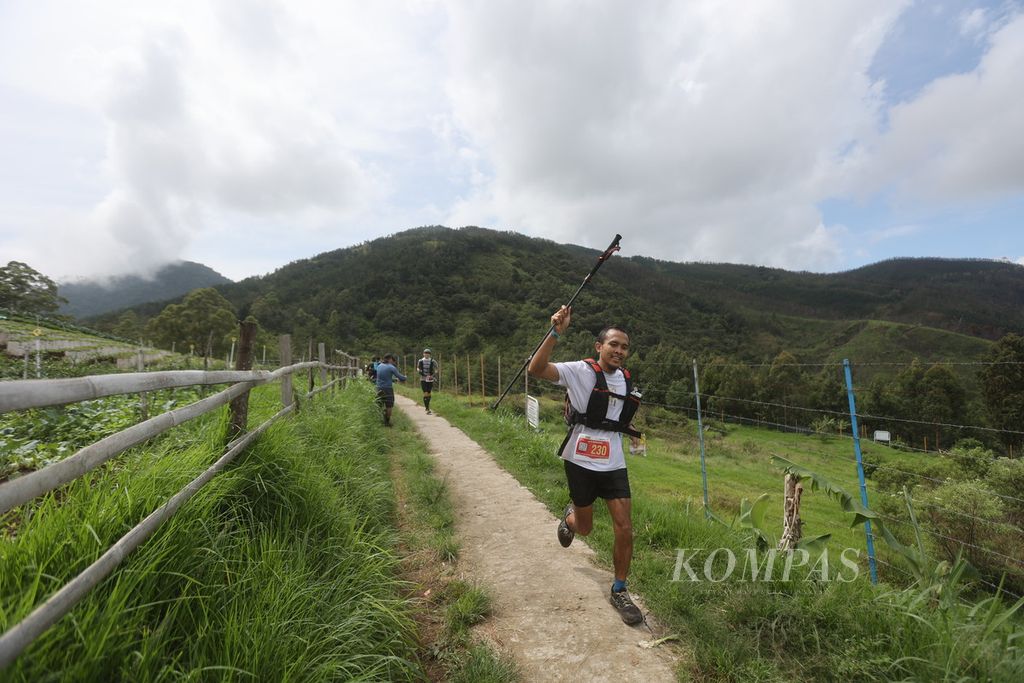 Pelari berusaha menyelesaikan perlombaan Siksorogo Lawu Ultra 2023 di kawasan Tawangmangu, Karanganyar, Jawa Tengah, Sabtu (2/12/2023).