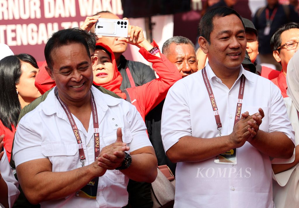 Bakal calon Gubernur dan Wakil Gubernur Jawa Tengah pasangan Andika Perkasa (kiri)-Hendrar Prihadi mendaftarkan diri di Kantor Komisi Pemilihan Umum (KPU) Provinsi Jawa Tengah, Kota Semarang, Selasa (27/8/2024). Andika Perkasa yang berpasangan dengan Hendrar Prihadi maju sebagai bakal calon gubernur dan wakil dari Partai Demokrasi Indonesia Perjuangan periode tahun 2024-2029. 