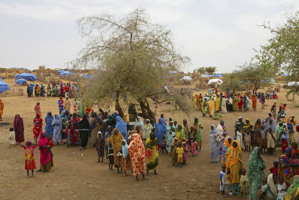 Foto dokumentasi yang diambil pada Kamis, 1 Juli 2004 ini, menunjukkan para pengungsi wanita Sudan berkumpul di kamp pengungsi Zam Zam di luar kota El-Fashir di wilayah Darfour, Sudan.