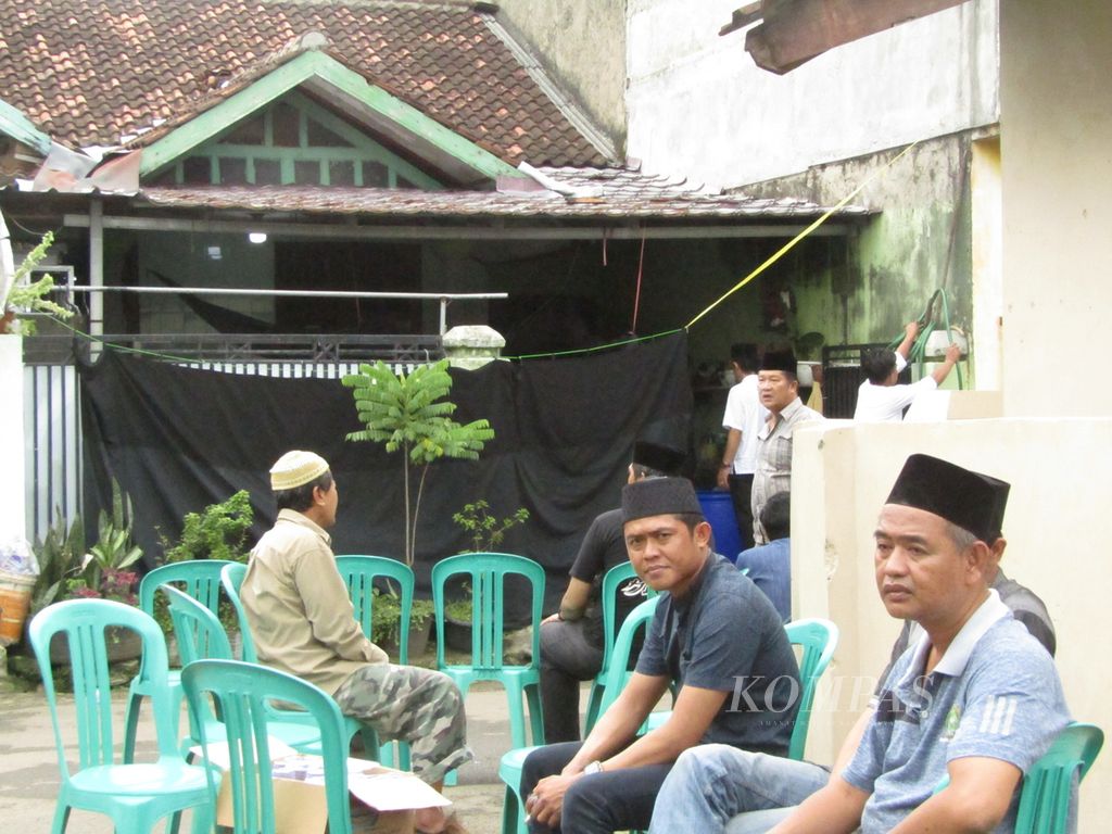 Para pelayat RF (17), anak yang berhadapan dengan hukum dan meninggal diduga akibat dianiaya oleh teman-temannya di dalam sel tahanan Lembaga Pemasyarakatan Khusus Anak Kelas II Bandar Lampung, dimakamkan di Bandar Lampung, Rabu (13/7/2022). 