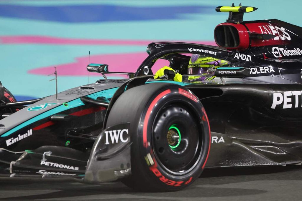 Pebalap tim Mercedes, Lewis Hamilton, memacu mobilnya pada sesi latihan kedua F1 seri Arab Saudi di Sirkuit Jeddah Corniche, Jeddah, Kamis (7/3/2024).