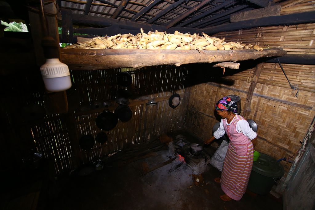 Muasnah (50) memasak di dapur yang dilengkapi lumbung jagung di bagian atasnya di rumahnya yang terletak di Lingkungan Papring, Kecamatan Kalipuro, Banyuwangi, Kamis (7/5/2020). Lumbung menjadi tradisi sekaligus sarana untuk mengamankan stok pangan sekaligus persiapan benih untuk masa panen yang akan datang.
