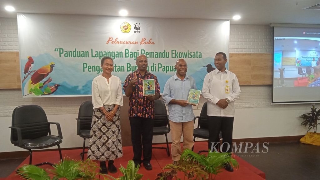Peluncuran buku berjudul <i>Panduan Lapangan Buku Pedoman untuk Pemandu Ekowisata Pengamatan di Burung Papua</i> di Jayapura pada Jumat (21/1/2022). Buku ini merupakan kolaborasi Universitas Cenderawasih dan Yayasan WWF Indonesia Program Papua.