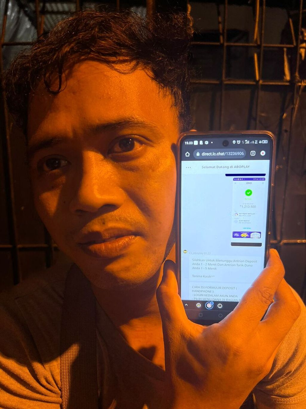 Ray Prama Abdullah (28), PPSU di Sawah Besar, Jakarta Pusat, mengklarifikasi laporan palsunya ke polisi, Kamis (28/4/2022). Sebelumnya, ia mengaku menjadi korban pencurian yang membuat uang THR-nya senilai Rp 4,4 juta ludes. Ia membuat laporan itu karena kalah judi dan takut dimarahi istri.