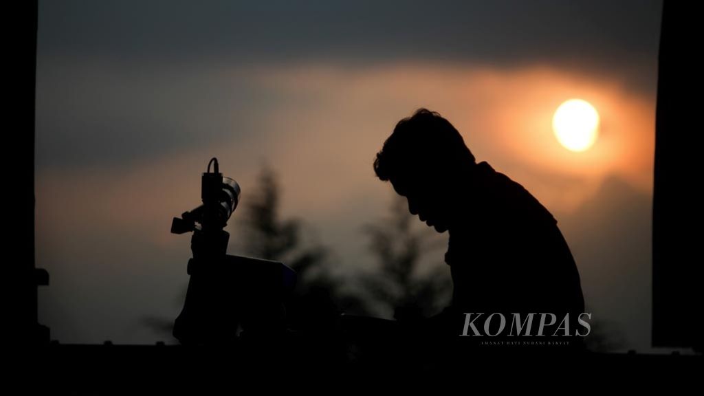 An officer of Boscha Observatory, Lembang, Bandung regency, West Java, observes the movement of the crescent moon which becomes the initial observation to mark the start of a new month, Friday (26/5). The government sets Saturday (27/5) as the beginning of the Ramadan fasting month.