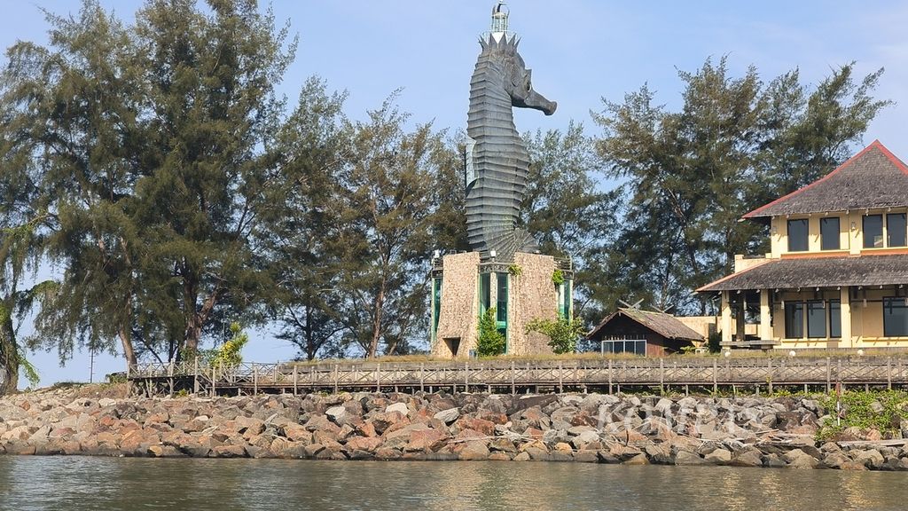 Bangunan mercusuar berbentuk kuda laut tampak di seberang dermaga Marina Bay, Miri, Sarawak, Malaysia, Sabtu (27/4/2024). Kuda laut merupakan ikon Kota Miri.