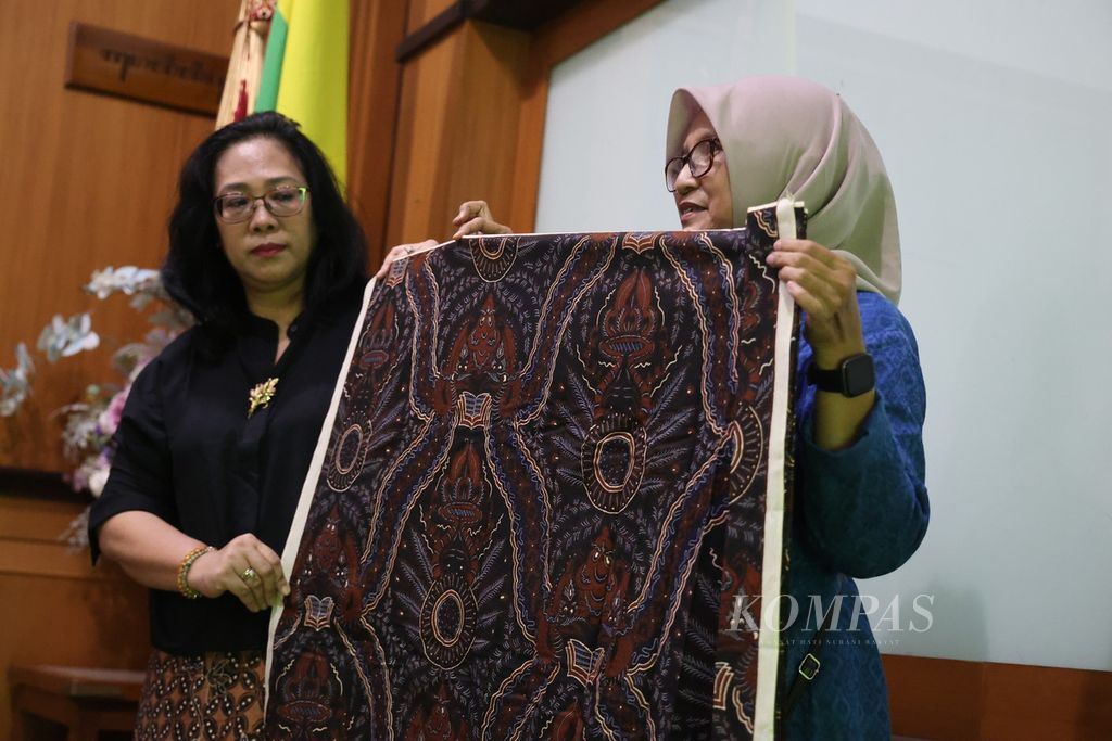 Motif batik Indra Widagda yang dirancang GKBRAA Paku Alam, permaisuri Adipati Pakualaman KGPAA Paku Alam X, dipertunjukkan di Pura Pakualaman, Yogyakarta, Jumat (5/1/2024). 