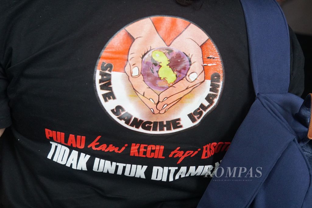 Mahasiswa mengenakan baju gerakan Save Sangihe Island dalam aksi di Kantor Gubernur Sulawesi Utara, Manado, Senin (21/6/2021), untuk menolak izin usaha pertambangan khusus bagi PT Tambang Mas Sangihe. Perusahaan itu mendapatkan wilayah kontrak karya seluas 42.000 hektar di Pulau Sangihe.
