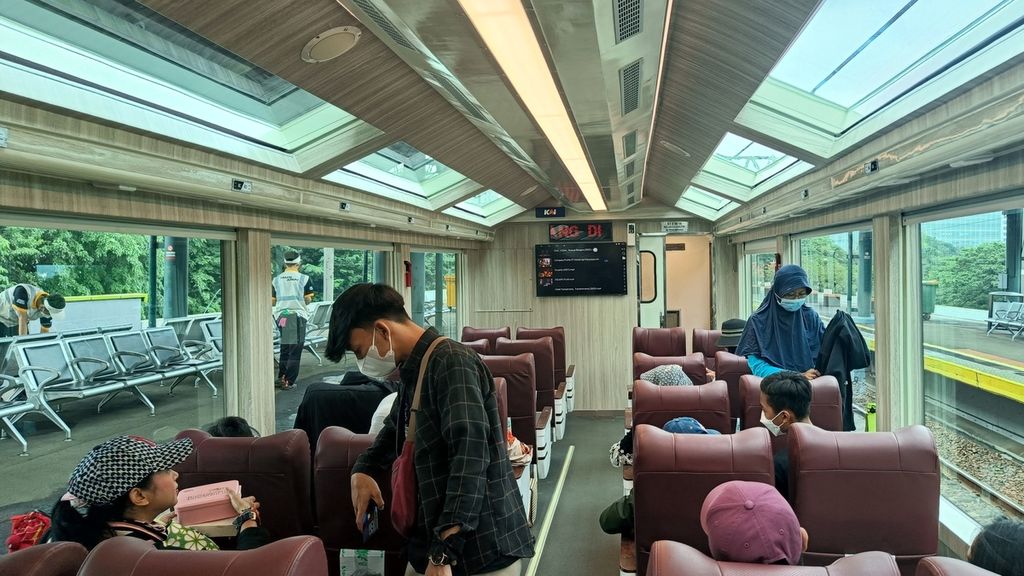 Penumpang yang sedang berbincang sebelum kereta panoramic berangkat dari Stasiun Gambir menuju Stasiun Yogyakarta, Kamis (29/12/2022). Untuk menaiki kereta panoramic, penumpang membayar Rp 1 juta. 