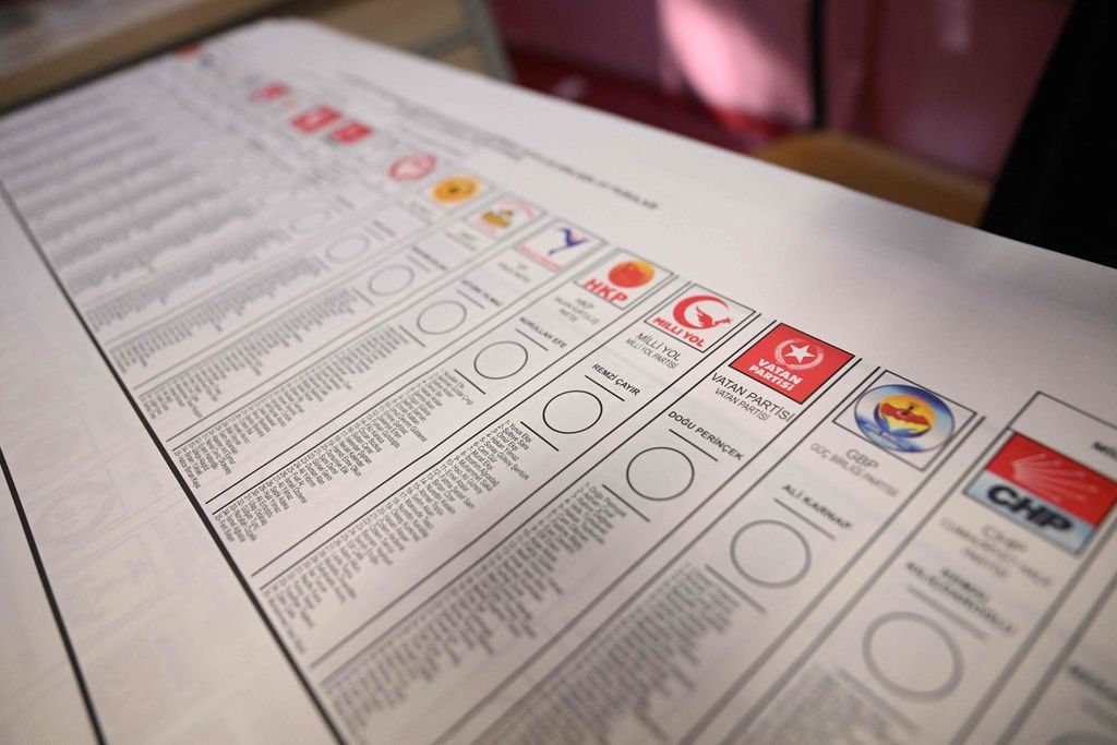 Kertas suara pemilihan umum Turki 14 Mei 2023 menampilkan logo partai politik yang berpotensi menduduki kursi di DPR.    