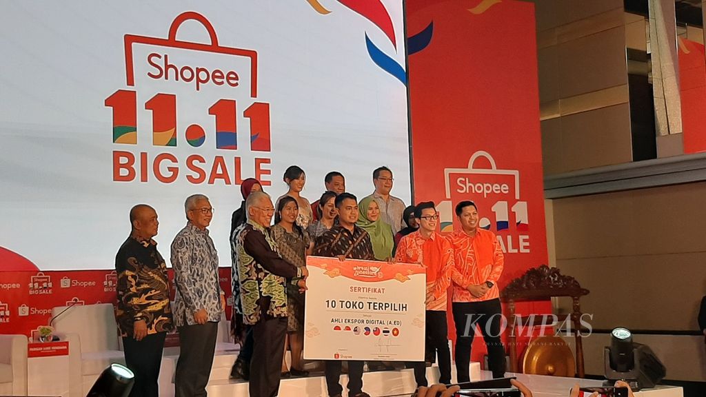 Menteri Perdagangan Enggartiasto Lukita menyerahkan sertifikat secara simbolis kepada pelaku usaha mikro, kecil, dan menengah (UMKM) yang akan mengekspor produknya melalui Shopee Indonesia, di Jakarta, Senin (14/10/2019).