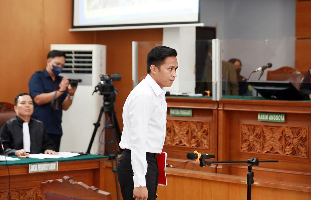 Richard Eliezer tiba di ruang sidang Pengadilan Negeri Jakarta Selatan untuk menjalani sidang perdana kasus pembunuhan Brigadir J alias Nofriansyah Yosua Hutabarat, Jakarta Selatan, Selasa (18/10/2022).