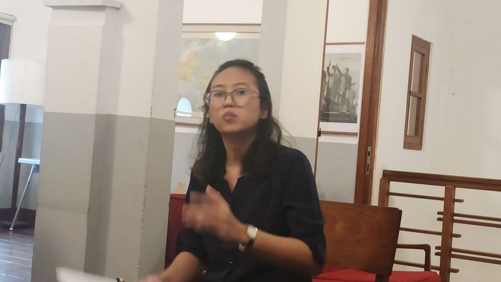 Kepala Divisi Pemantauan Impunitas Tioria Pretty Stephanie dalam konferensi pers soal perkembangan sidang kasus dugaan pelanggaran hak asasi manusia berat Paniai, Papua, di Jakarta, Kamis (3/11/2022).