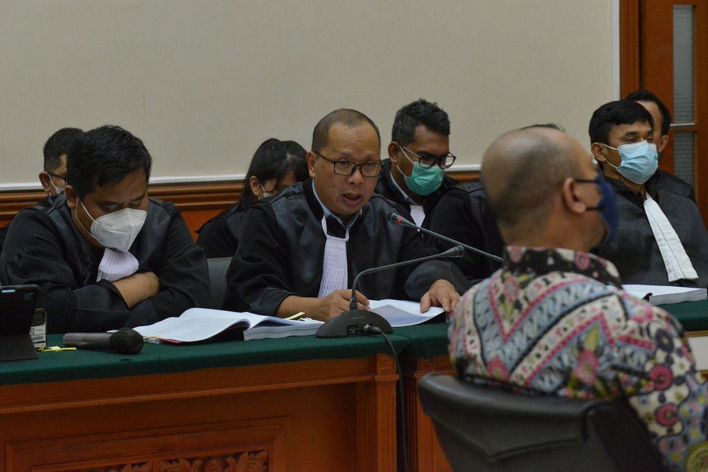 The public prosecutor Wahyudi read out the charges against the accused former West Sumatra Regional Police Chief Inspector General Teddy Minahasa at the West Jakarta District Court, Thursday (30/3/2023).