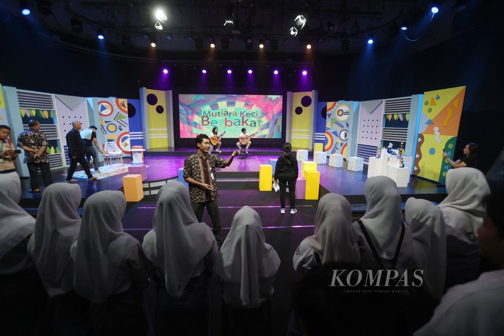 Murid SMK Dian Kirana 1 Sragen mendapatkan penjelasan tentang proses produksi acara televisi saat berkunjung ke kantor TVRI Yogyakarta, Sleman, DI Yogyakarta, Selasa (27/2/2024). 