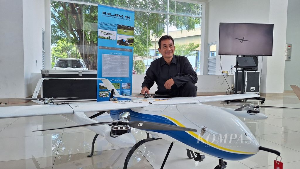 Ketua tim peneliti pesawat nirawak atau <i>drone</i> Fakultas Teknik Universitas Gadjah Mada (UGM) Gesang Nugroho berpose dengan pesawat itu saat diluncurkan di Yogyakarta, Selasa (3/9/2024).