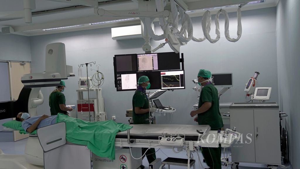 Tenaga kesehatan mempersiapkan pemeriksaan radiologi dengan sinar-X dalam cath lab layanan jantung, vascular dan otak terpadu di Rumah Sakit Umum Daerah (RSUD) dr Chasbullah Abdulmadjid, Kota Bekasi, Jawa Barat, Selasa (9/3/2021). 