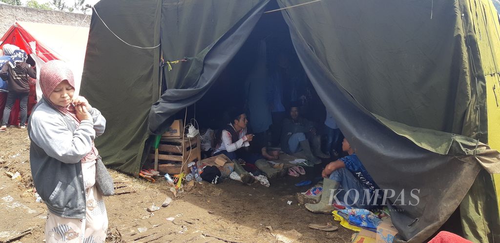 Kondisi pengungsian korban gempa di Desa Ciputri, Kecamatan Pacet, Kabupaten Cianjur, Jawa Barat, Minggu (27/11/2022).