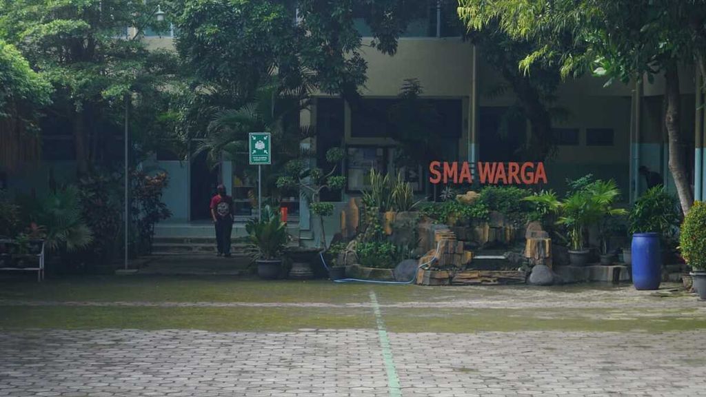 Suasana sepi terasa di SMA Warga, Kota Surakarta, Jawa Tengah, Kamis (27/1/2022). Aktivitas pembelajaran tatap muka di sekolah tersebut dihentikan sementara karena ditemukan puluhan kasus positif Covid-19 dari sekolah itu. 