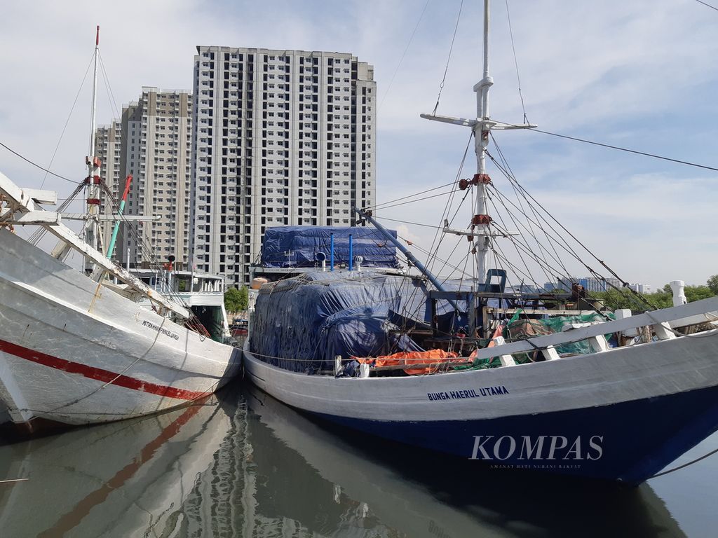 Sejumlah kapal pinisi di Pelabuhan Sunda Kelapa, Jakarta Utara, masih bersandar di dermaga karena tak ada akses keluar. Kapal-kapal itu sudah terjebak lebih dari dua bulan.