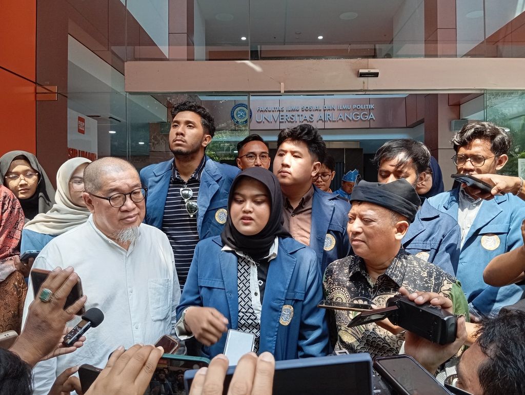 Dekan Fakultas Ilmu Sosial dan Ilmu Politik Universitas Airlangga Bagong Suyanto (baju putih) dan Presiden BEM FISIP Unair Tuffahati Ullayyah seusai pertemuan di Kampus Dharmawangsa, Surabaya, Jawa Timur, Senin (28/10/2024). Dekanat mencabut pembekuan sementara kepengurusan BEM FISIP Unair terkait pemasangan karangan bunga satir untuk presiden-wakil presiden.