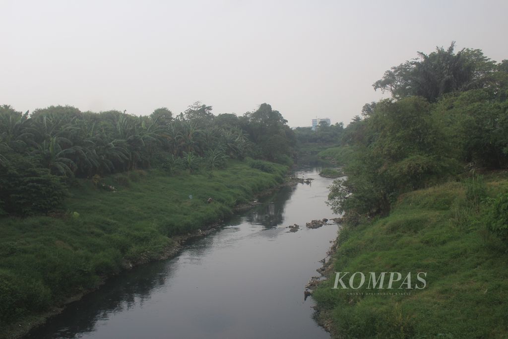 Aliran Sungai Bekasi yang menghitam dan surut akibat terpapar limbah dan musim kemarau, Selasa (19/9/2023). Aliran Sungai Bekasi sebagai air baku Perumda Tirta Patriot tercemar limbah dan mengalami kekeringan. Kondisi ini membuat kualitas air bersih di Kota Bekasi menurun.