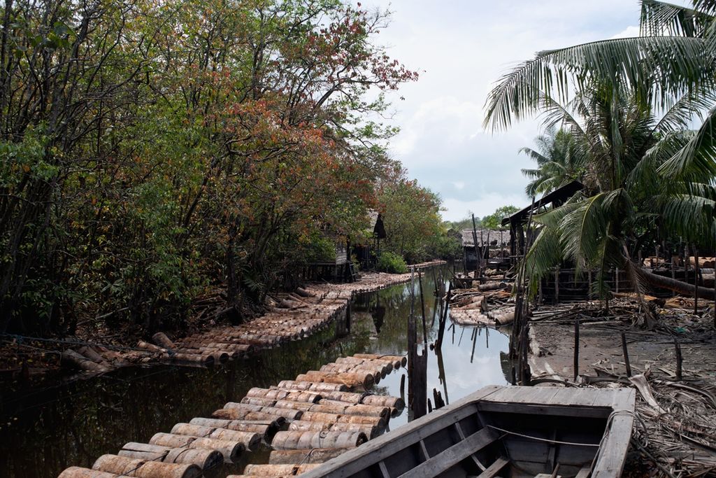 Tual-tual sagu dibawa dari kebun menuju tempat pengolahan sagu basah di Desa Nerekeh, Daik, Lingga, Kepulauan Riau, dengan cara dihanyutkan melalui sungai, Jumat (25/10/2019). 