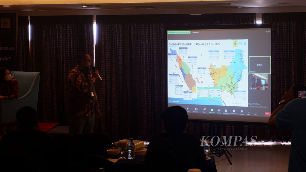Paparan dalam acara diskusi publik mengenai pengembangan energi baru terbarukan atau EBT dalam mendukung pelayanan publik di sektor kelistrikan di Gambut, Kabupaten Banjar, Kalimantan Selatan, Rabu (14/9/2022).