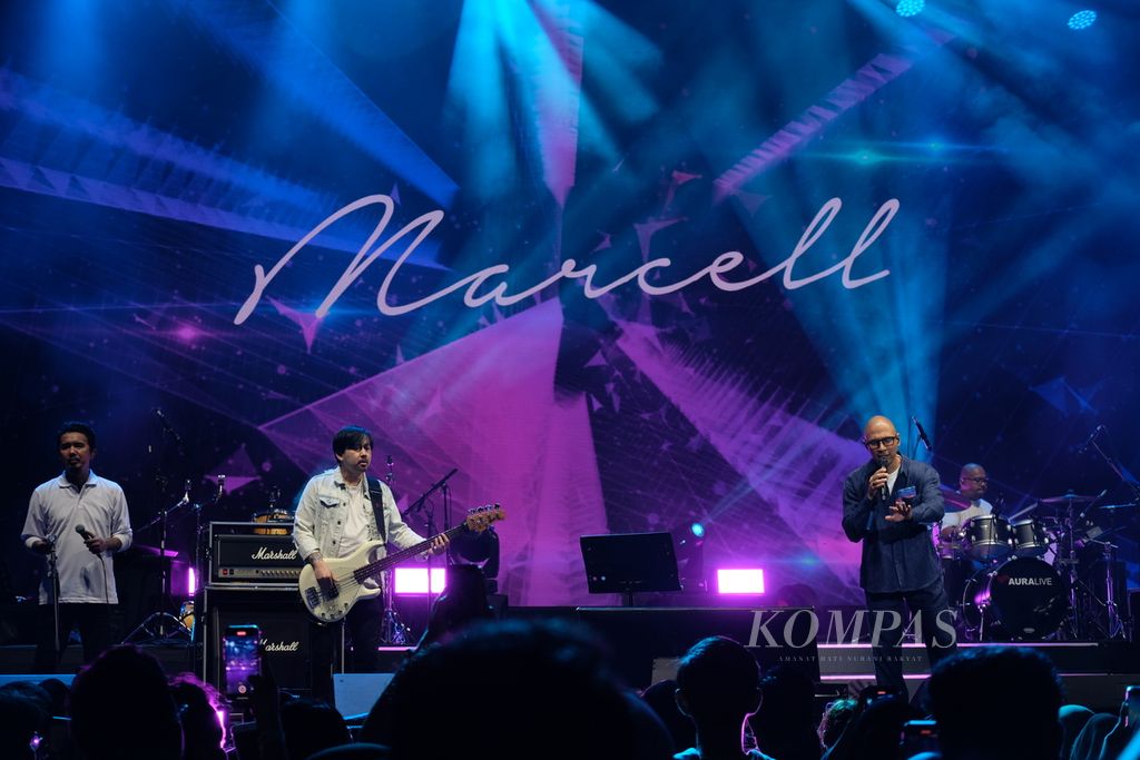 Marcell Siahaan (baju biru tua) tampil di panggung Ramadhan Jazz Festival, Sabtu (30/3/2024) malam, yang berlangsung di pelataran Masjid Cut Meutia, Jakarta. Ia membawakan sejumlah lagu, seperti Semusim, Mendendam, Firasat, Takkan Terganti, dan Hanya Memuji.