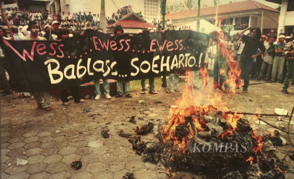 Aksi unjuk rasa menuntut Presiden Soeharto mundur di depan Kampus Trisakti, Grogol, Jakarta, 12 Mei 1998.Kompas/Kartono Ryadi