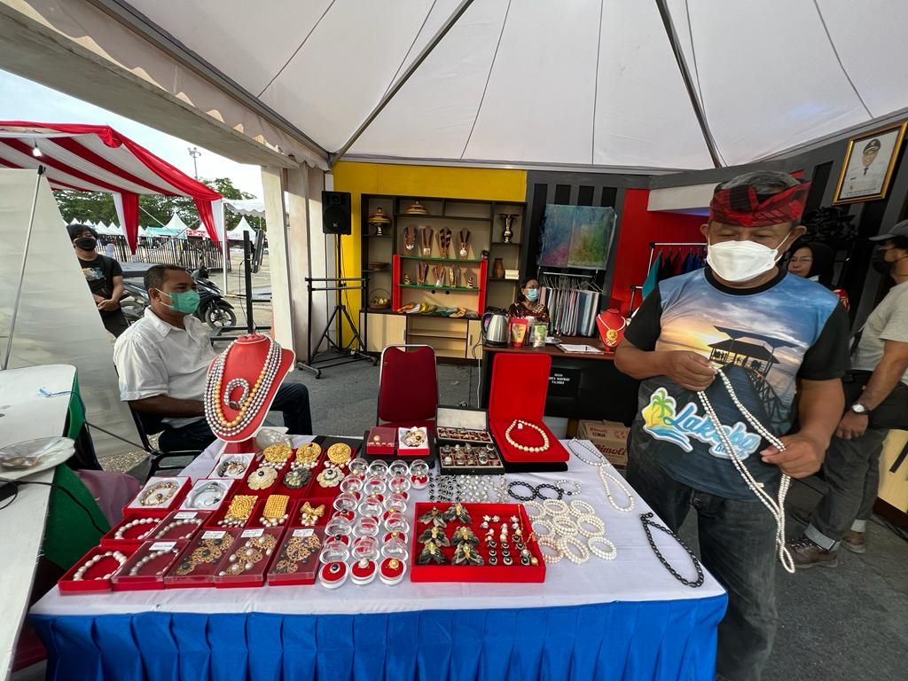 Exhibitors at one of the National Press Day exhibition stands in Kendari, Monday (7/2/2022). This national event is expected to be a place to promote the potential of Southeast Sulawesi..